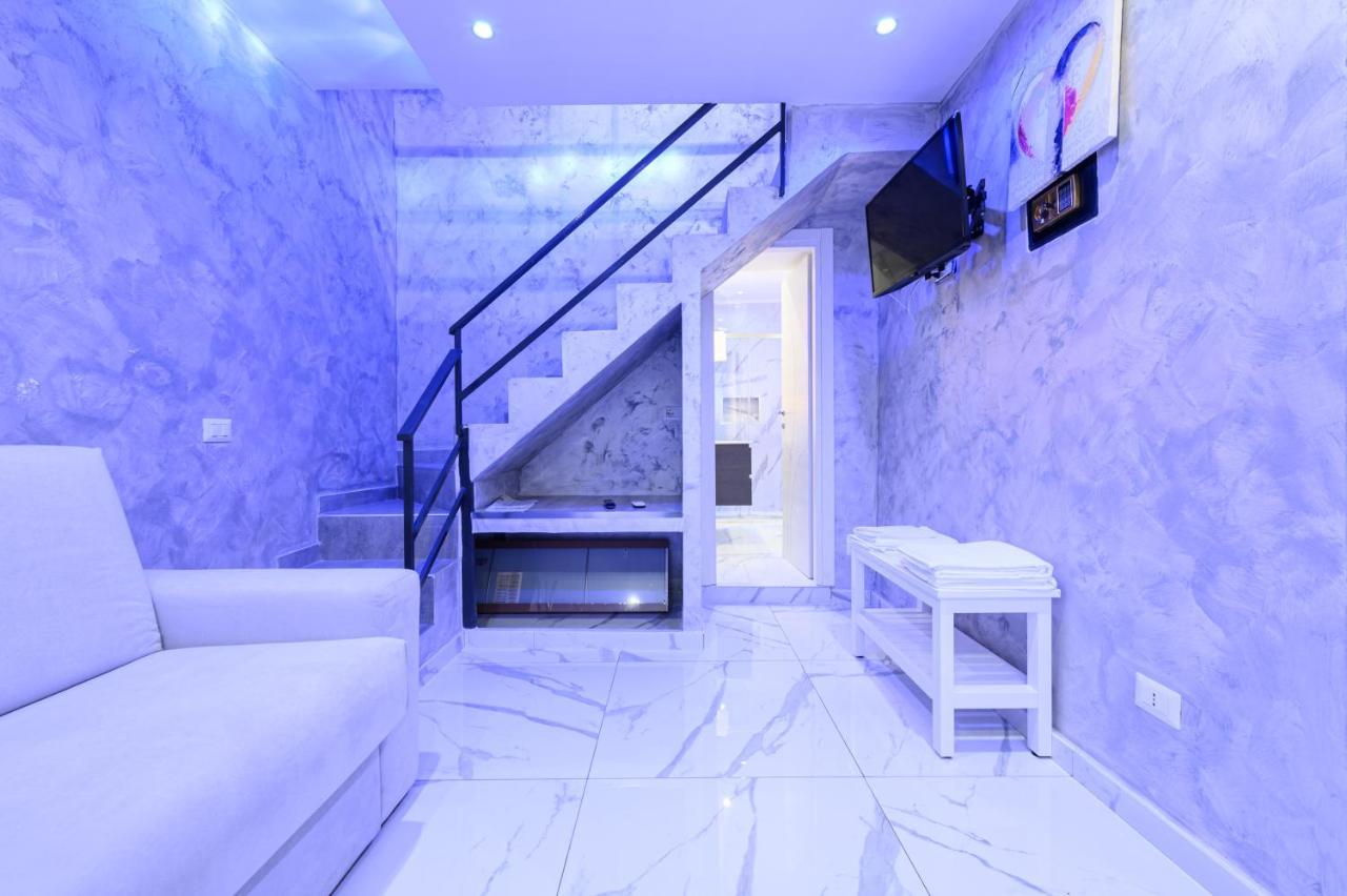 La Magnifica White House * Naples